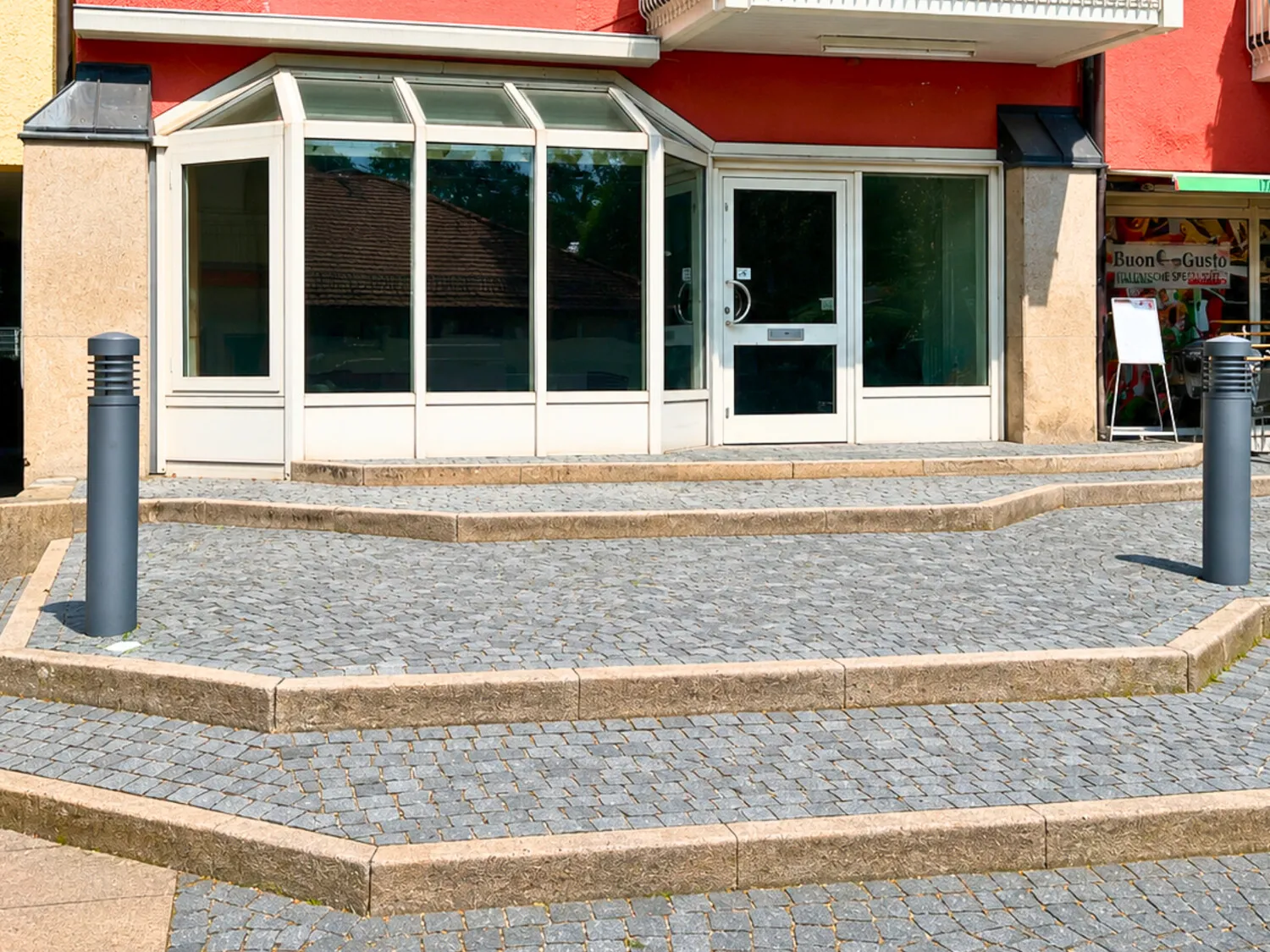Ladenfront mit Freifläche