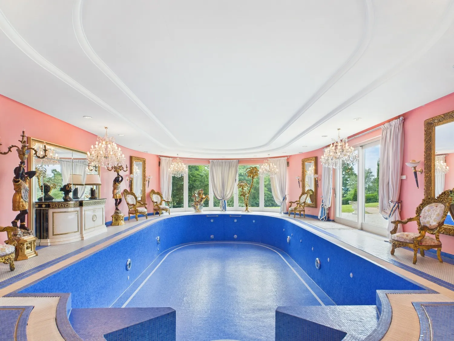 Schwimmhalle