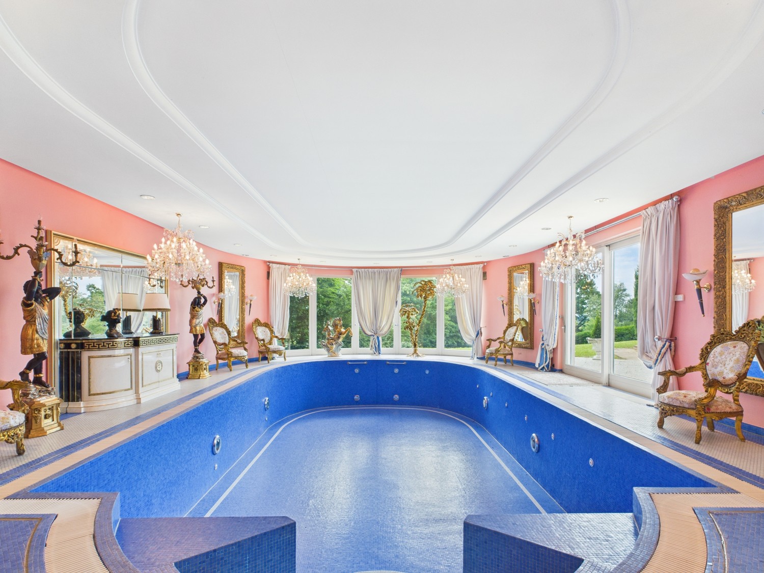Schwimmhalle