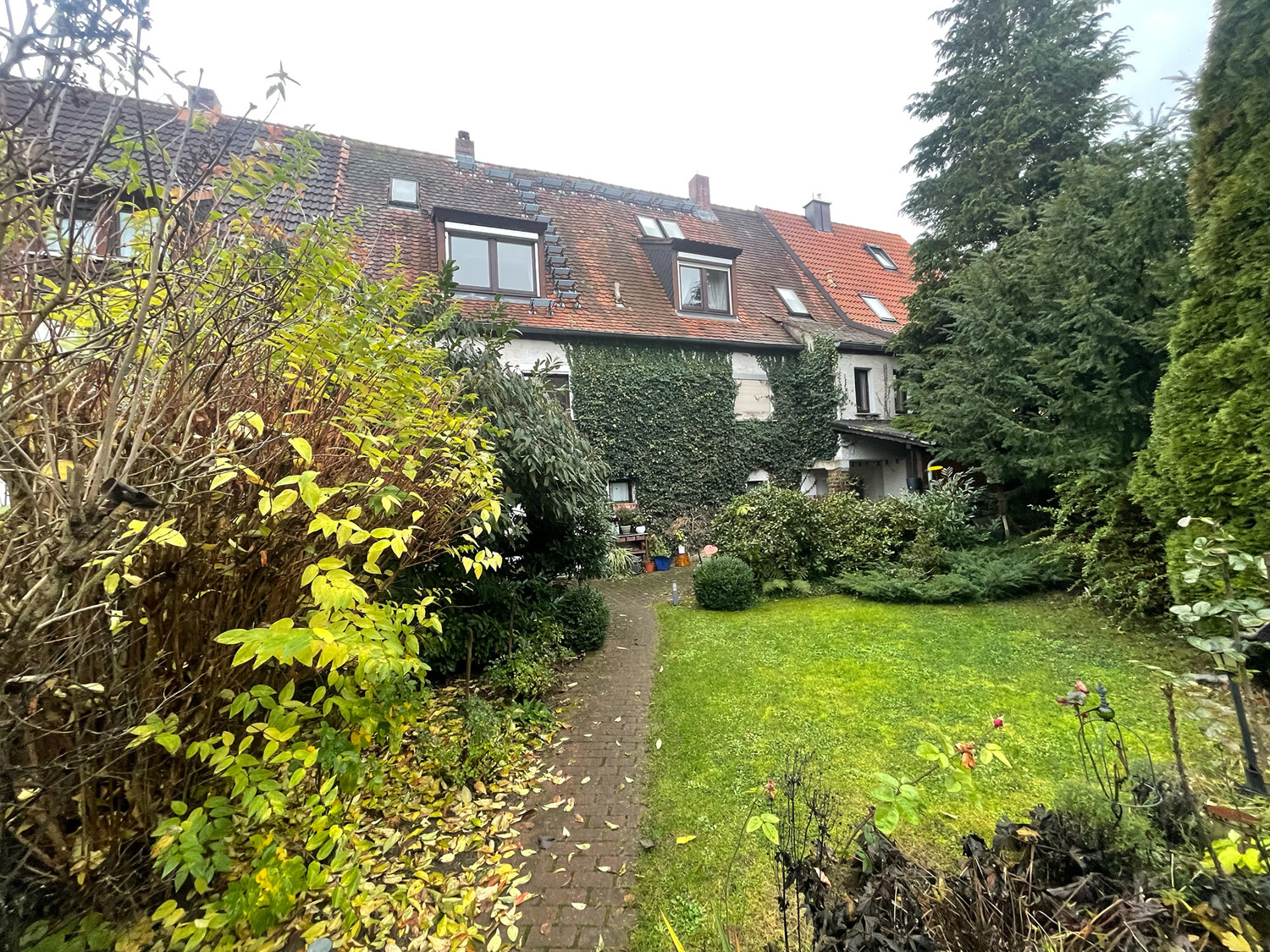 RESERVIERT
Wohnhaus mit EL-Wohnung und eingewachsenen Garten in ruhiger Lage mit Stadtbusanbindung sofort bezugsfähig