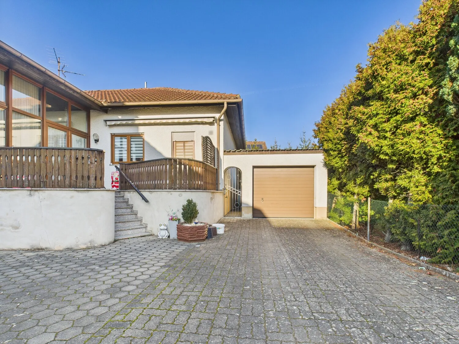 Großzügiges Bungalow in ruhigem Wohngebiet