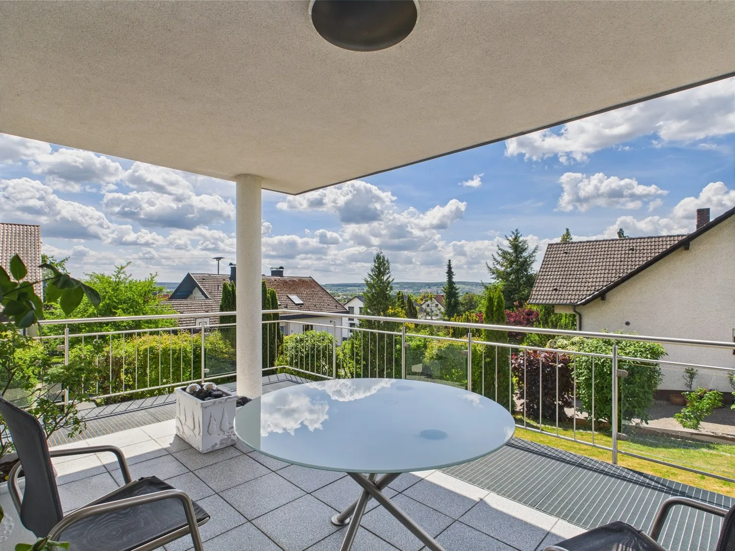 Balkon (Wohn-/Essbereich)