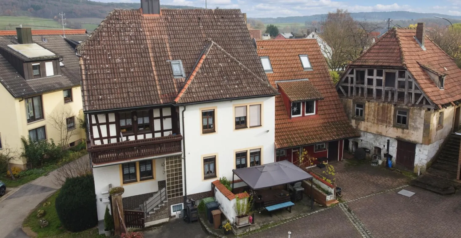 Großzügiges Zweifamilienhaus mit Pferdehaltungsmöglichkeit in idyllischer Lage