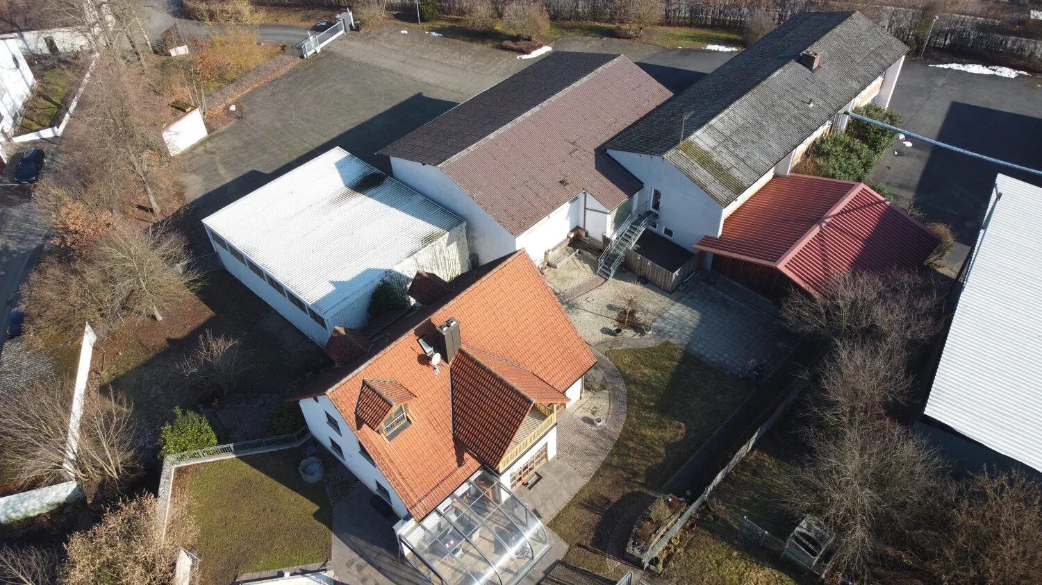 Bürogebäude mit freistehender Industriehalle und EFH