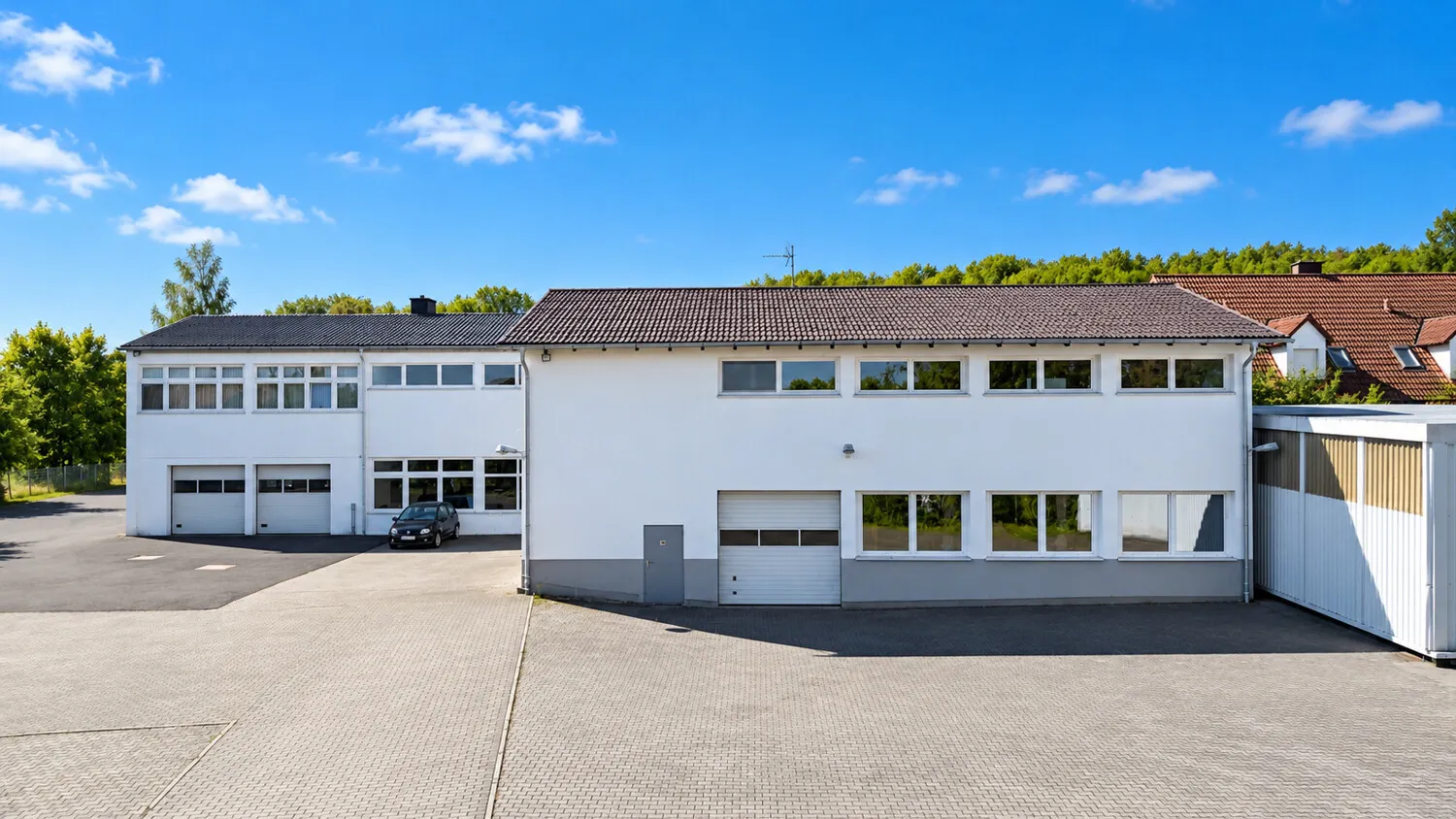 Ehemalige Schule als moderner Bürostandort mit großer Erweiterungsoption