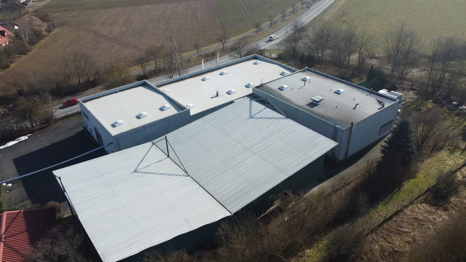 Produktionshalle mit offener Lager- und Ladeüberdachung