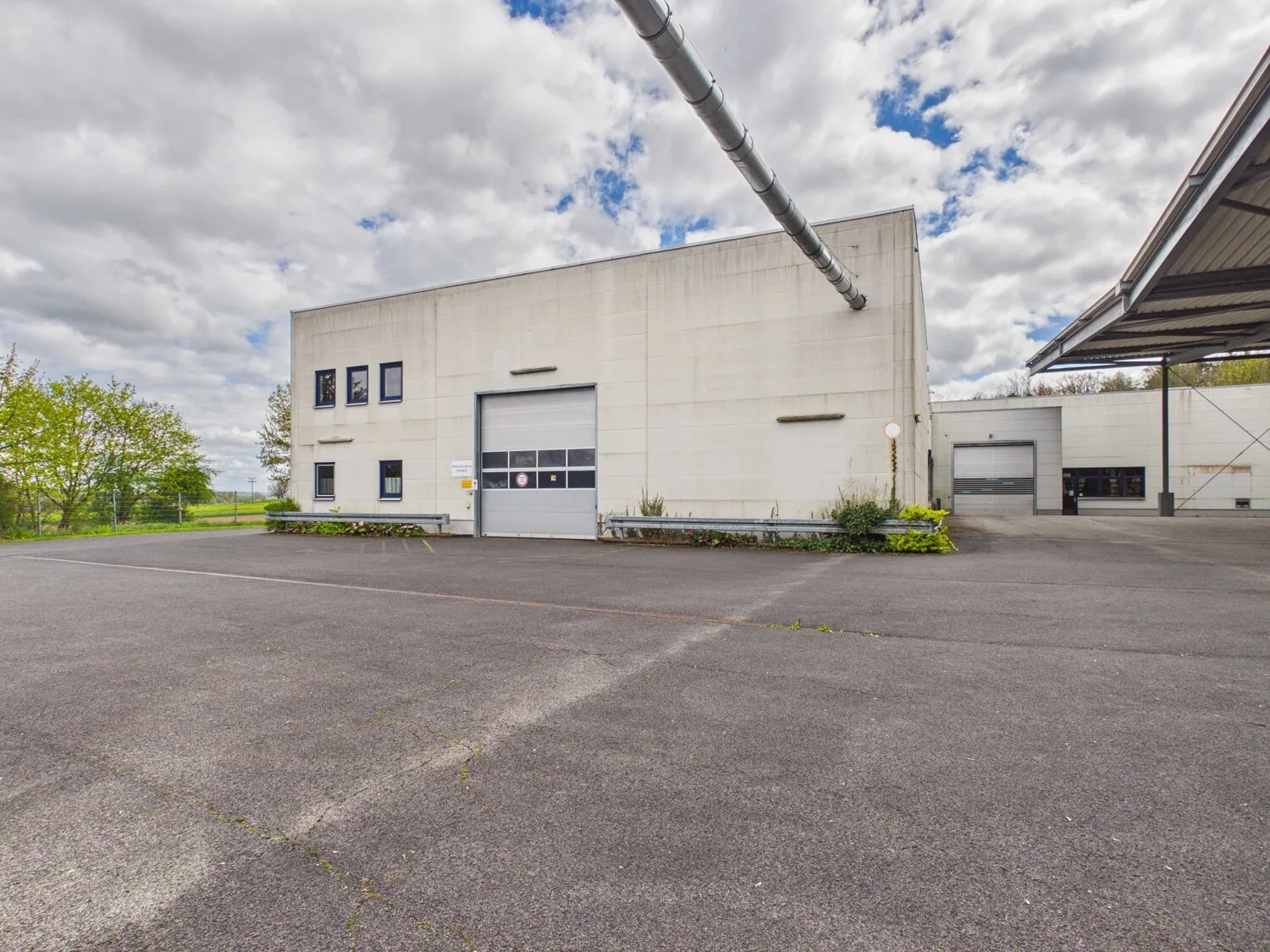 freistehende Industriehalle