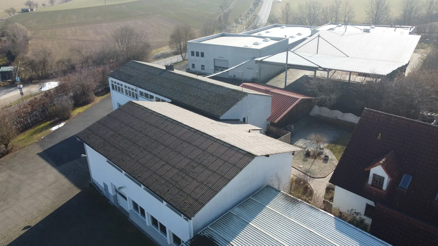 Bürogebäude und Produktionshalle