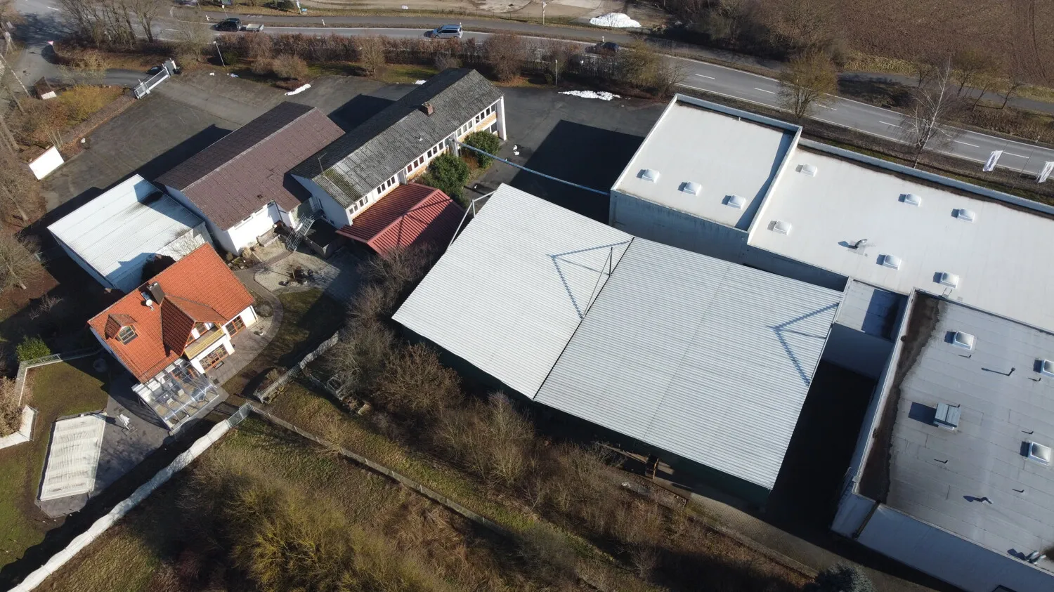 EFH, Bürogebäude, Produktionshalle und Überdachung