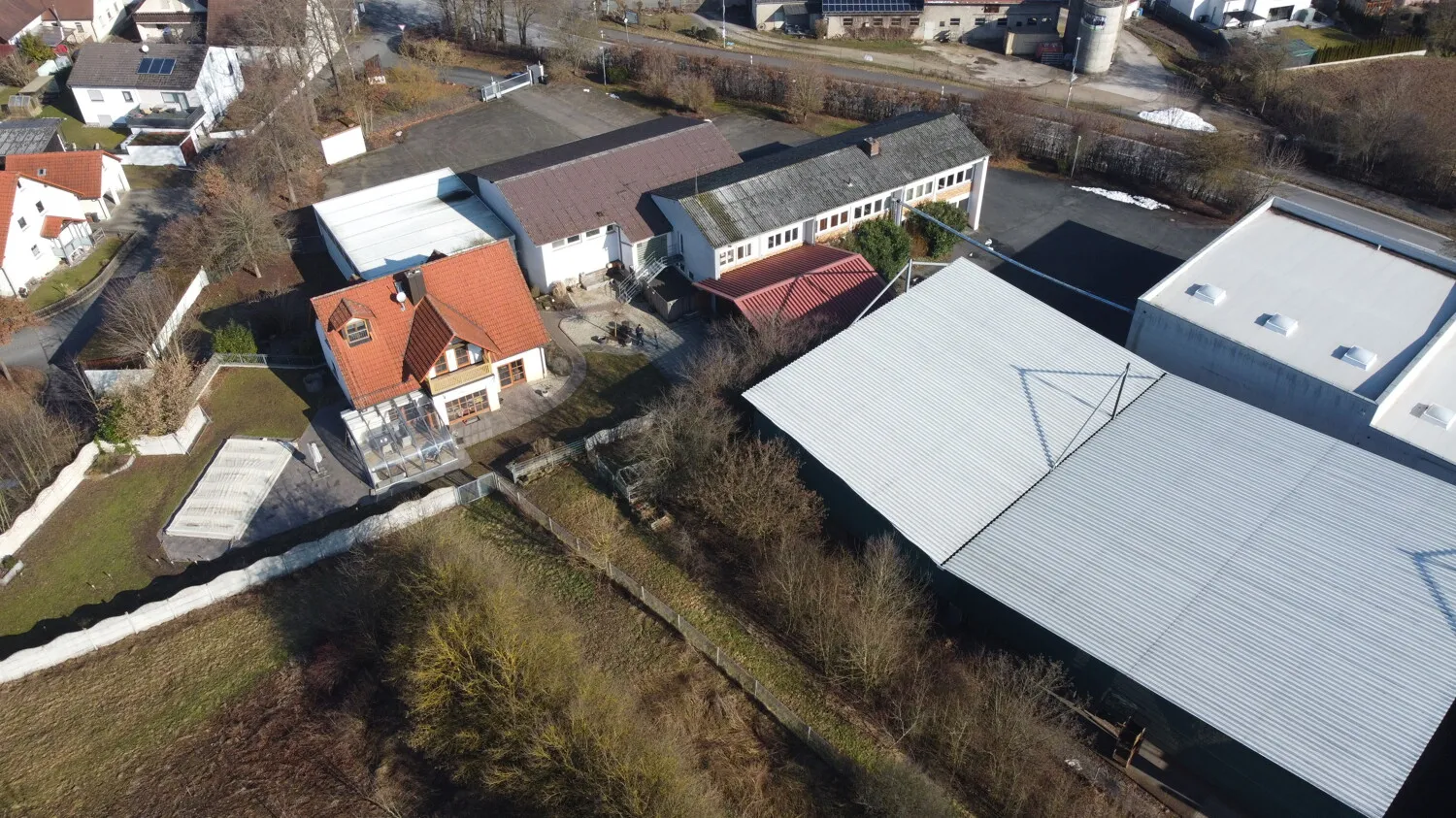 EFH, Bürogebäude, Produktionshalle und Überdachung
