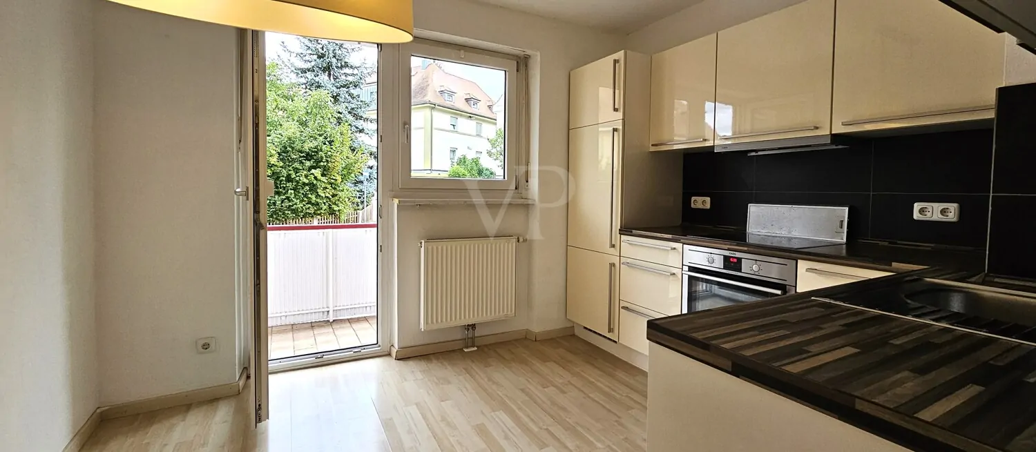 Küche mit Balkonzugang