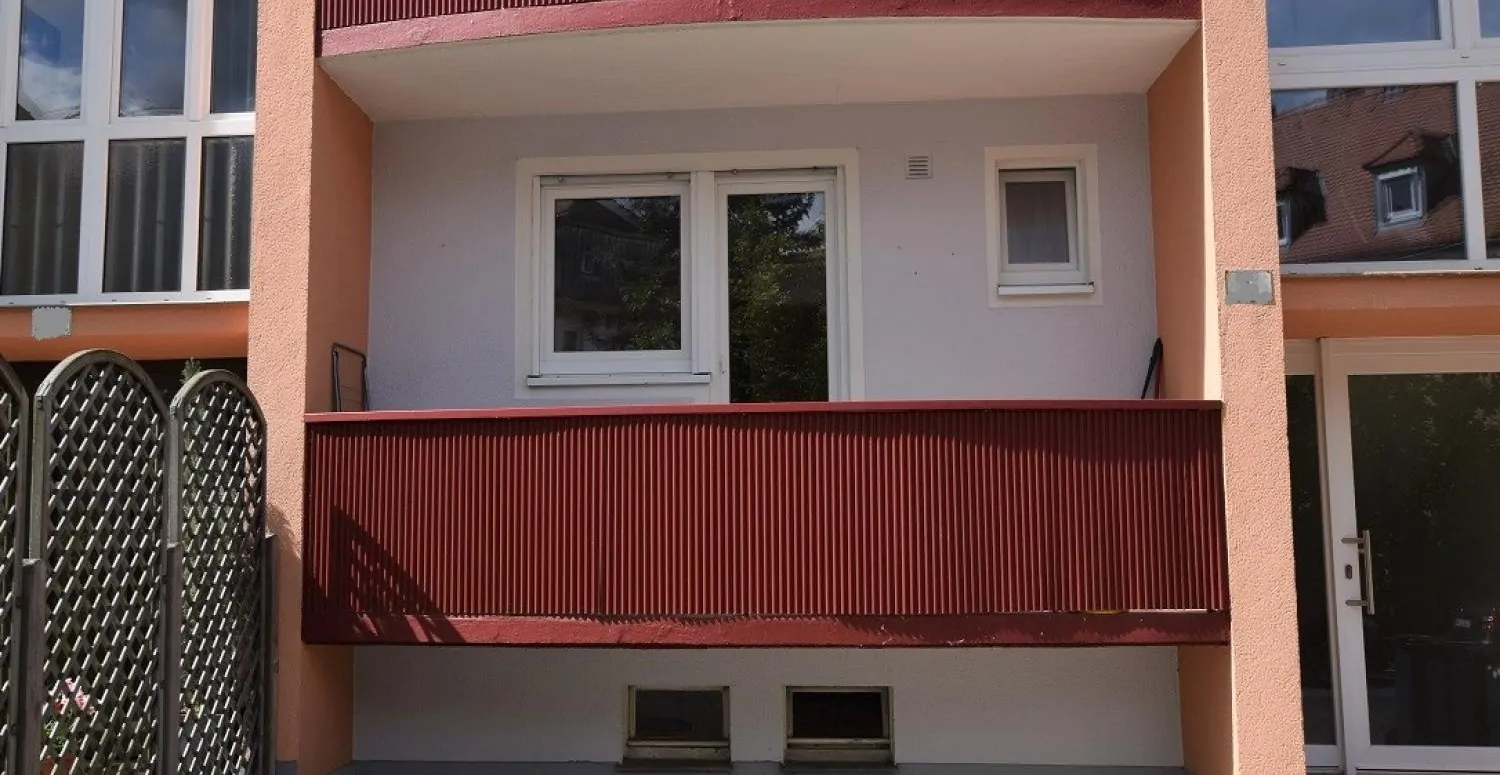 2-Zimmer-Wohnung im Hochparterre eines 8-Parteienhauses mit Balkon und Stellplatz