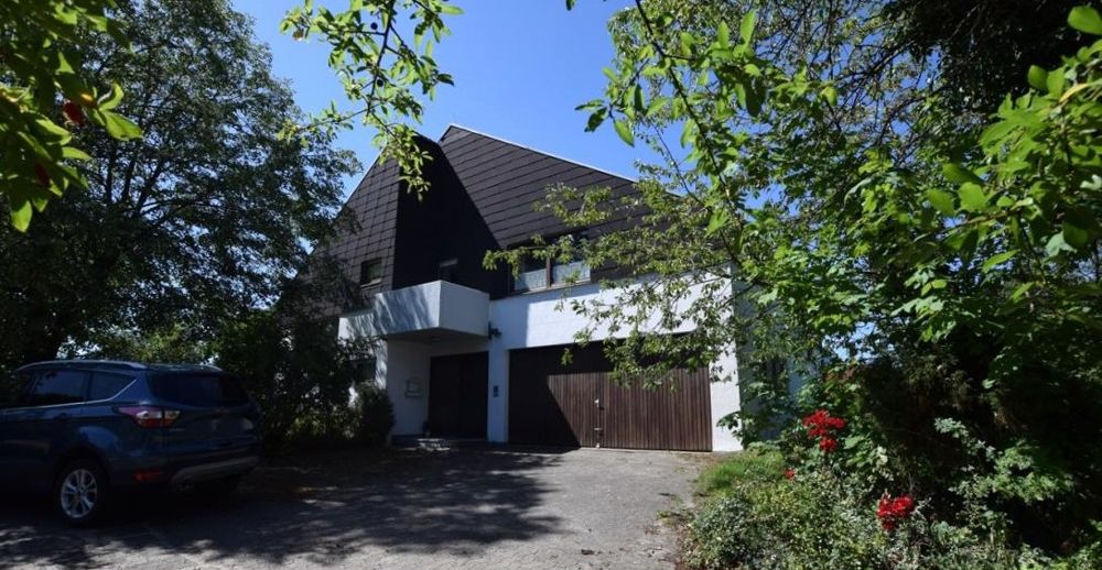 Großzügiges Zweifamilienhaus mit weiteren Ausbaureserven und separatem Bauplatz!