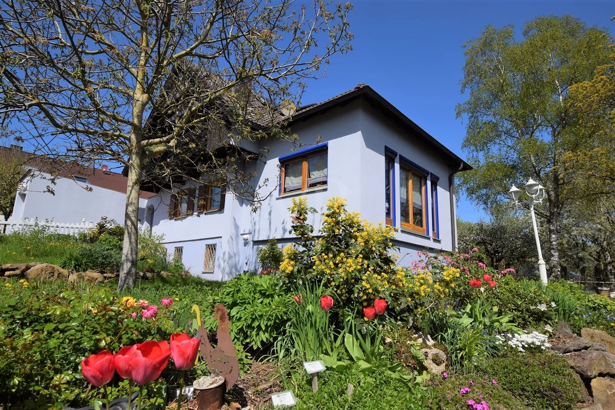 Attraktives Einfamilienhaus mit Einliegerwohnung und großem Garten in naturnaher Lage