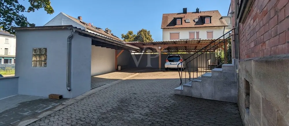 Hof mit Parkplätzen