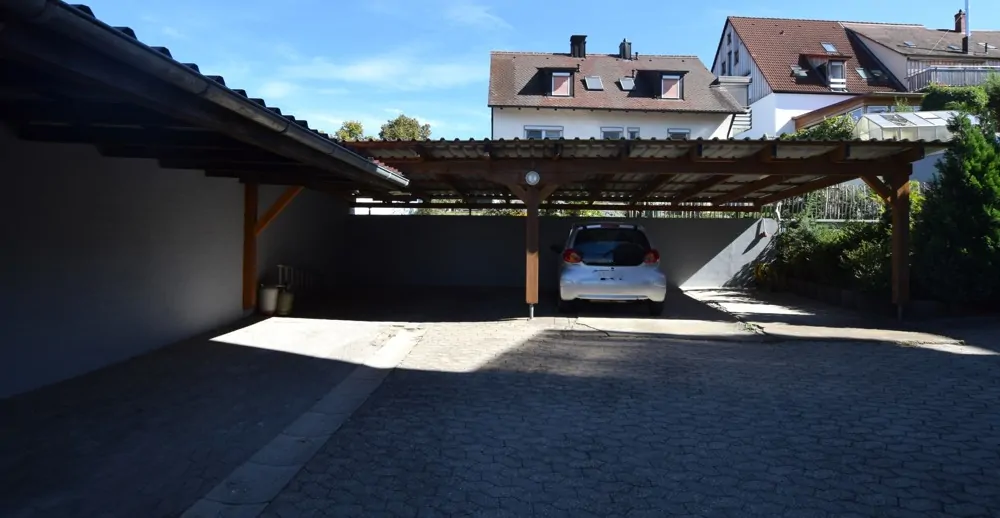 Hof mit Parkplätzen