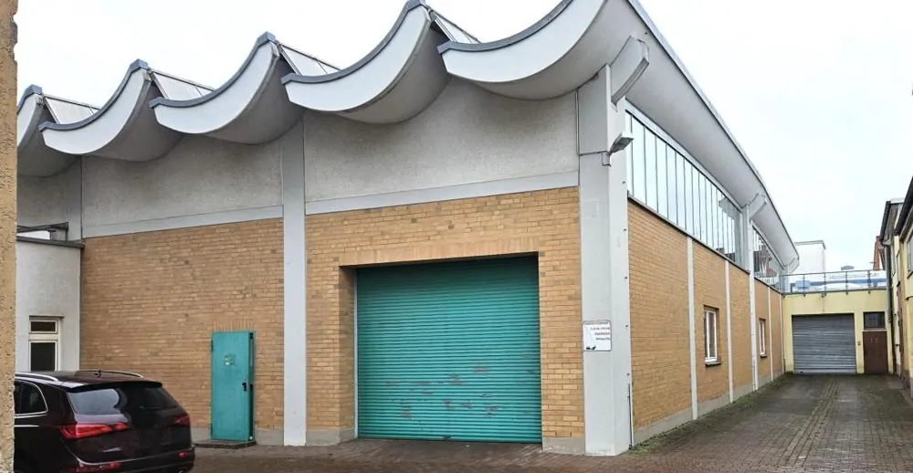 Geräumiges Gewerbeobjekt in zentraler Lage mit umfangreicher Ausstattung