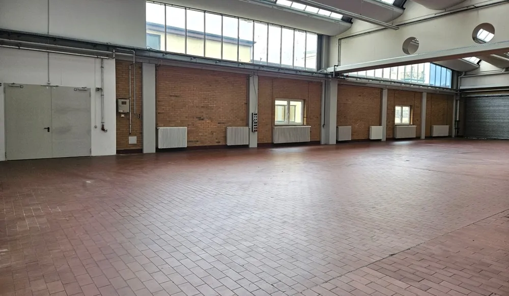 Geräumiges Gewerbeobjekt in zentraler Lage mit umfangreicher Ausstattung