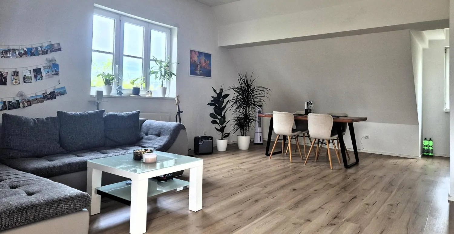 Gemütliche Wohnung mit großem Wohnzimmer und Balkon