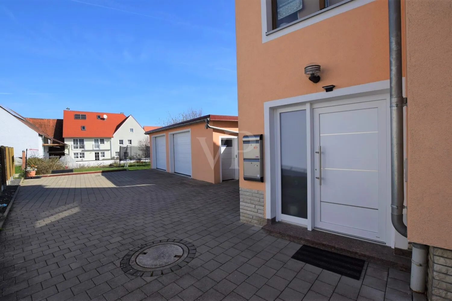 Hauseingang - Garagenzufahrt
