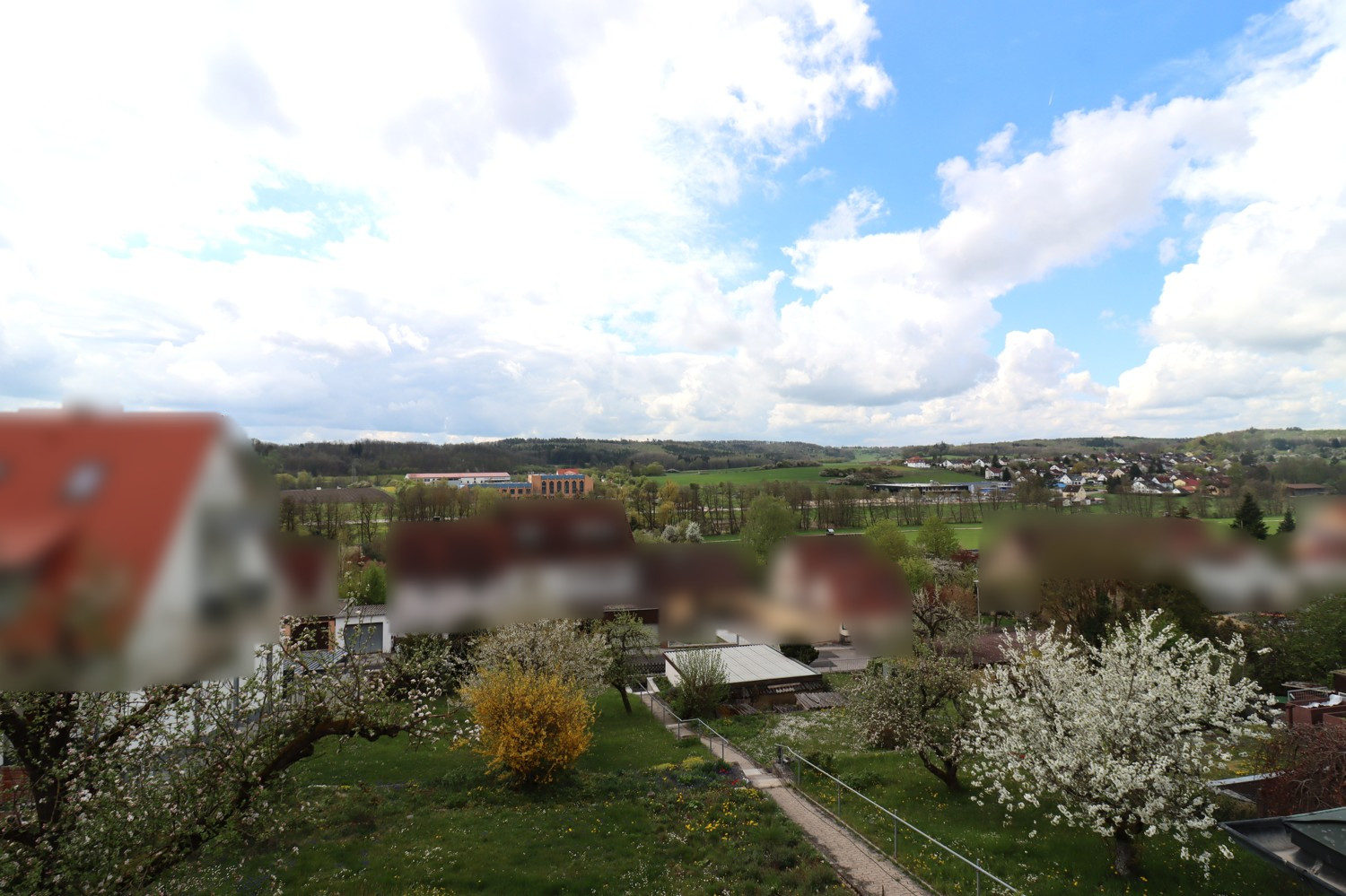 Hier lässt es sich Leben! Viel Platz, ein großes Grundstück und jede Menge Highlights