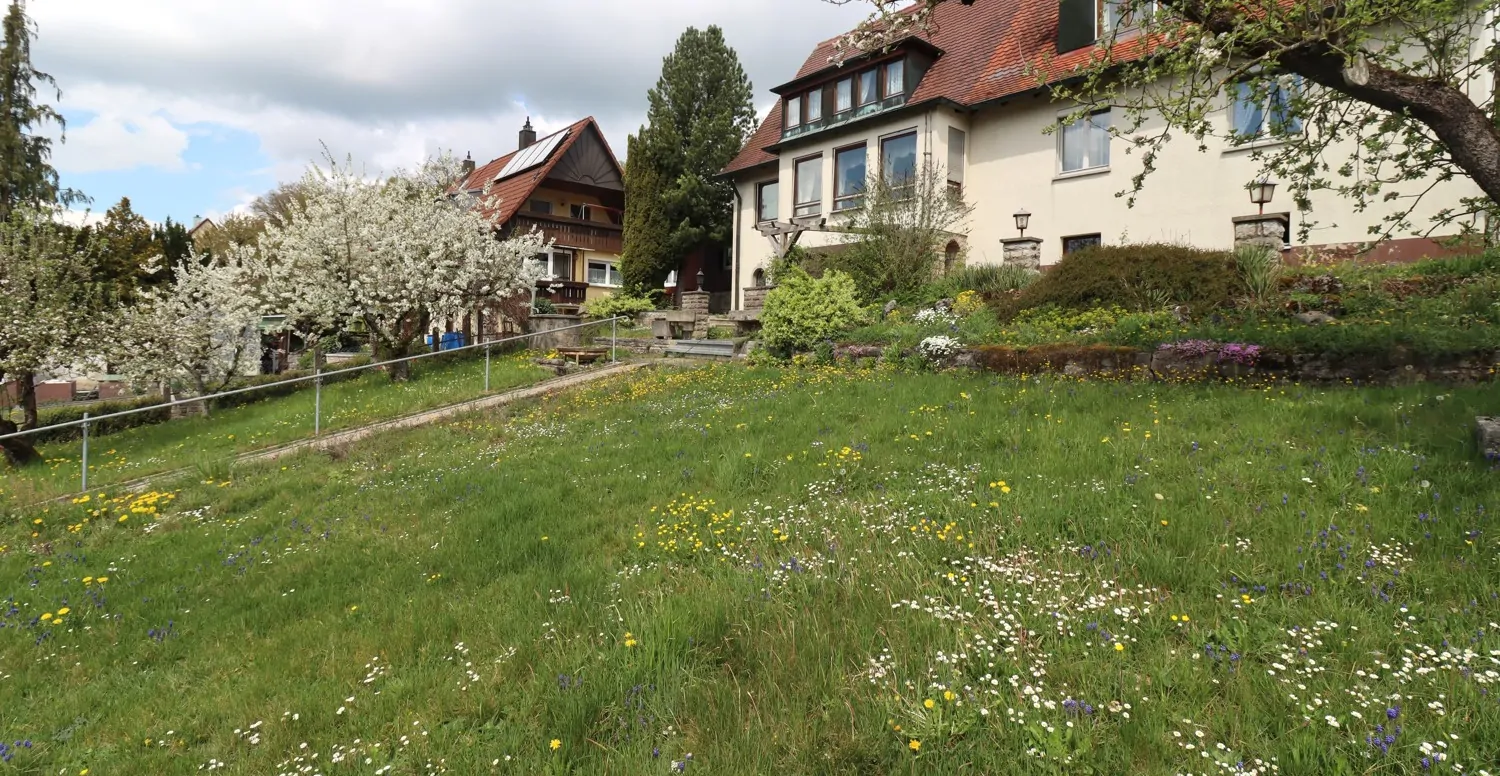 Hier lässt es sich Leben! Viel Platz, ein großes Grundstück und jede Menge Highlights