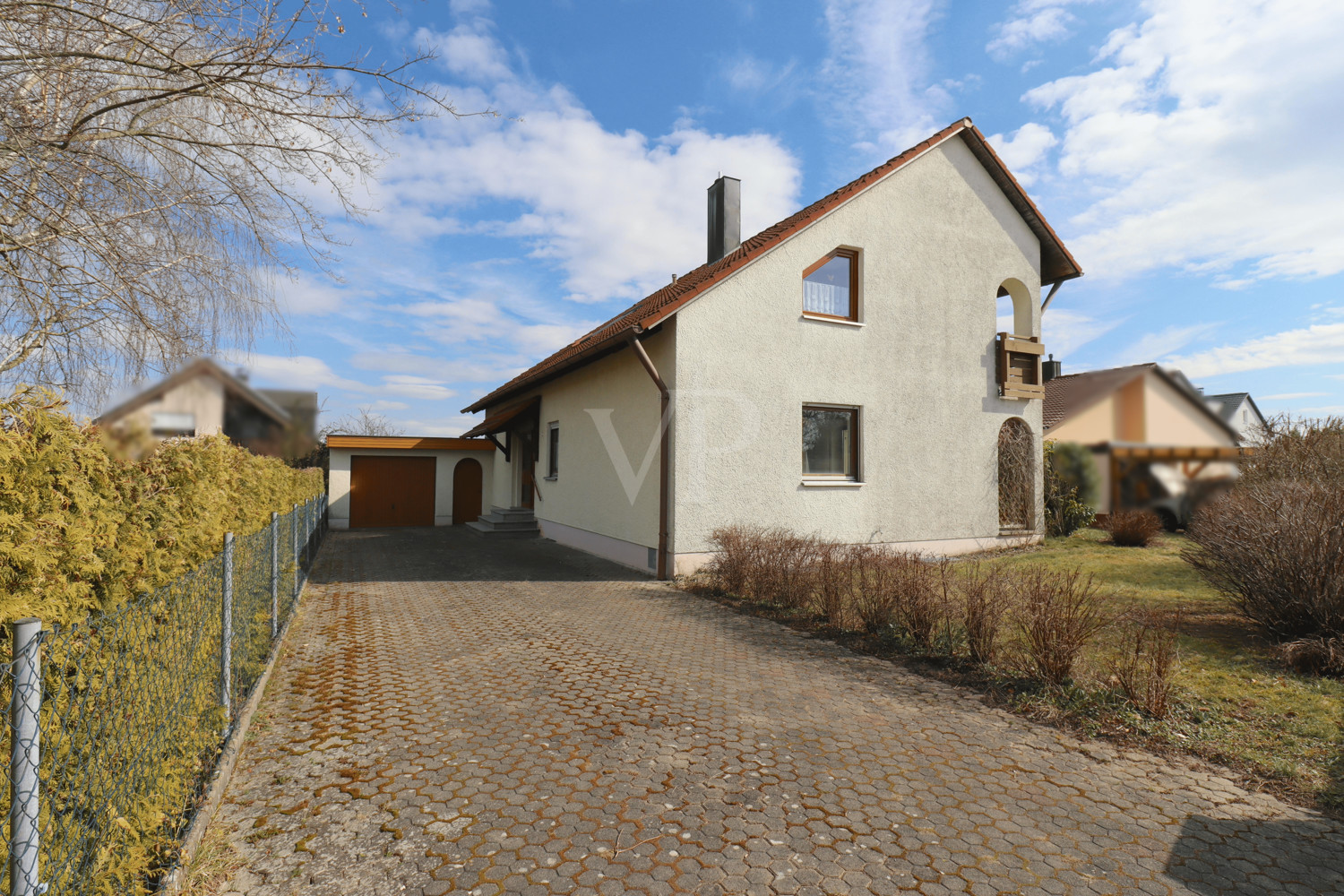 Gepflegtes Zweifamilienhaus mit PV-Anlage, großem Garten und Platz für die ganze Familie!
