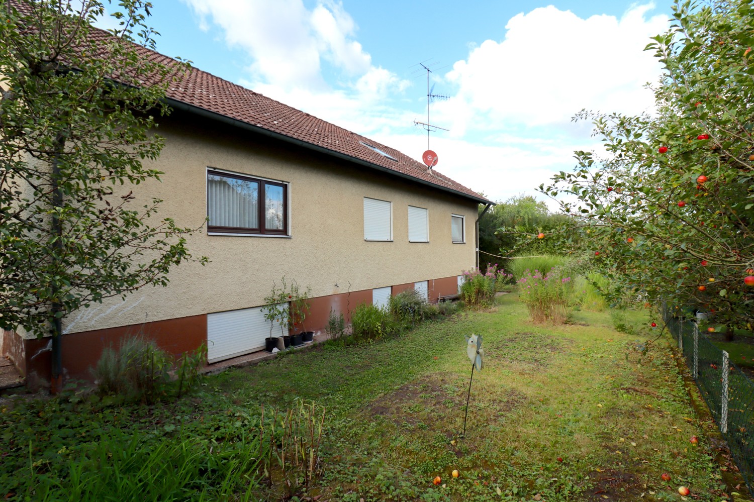 Gepflegtes Zweifamilienhaus mit gemütlichem Garten und Garage