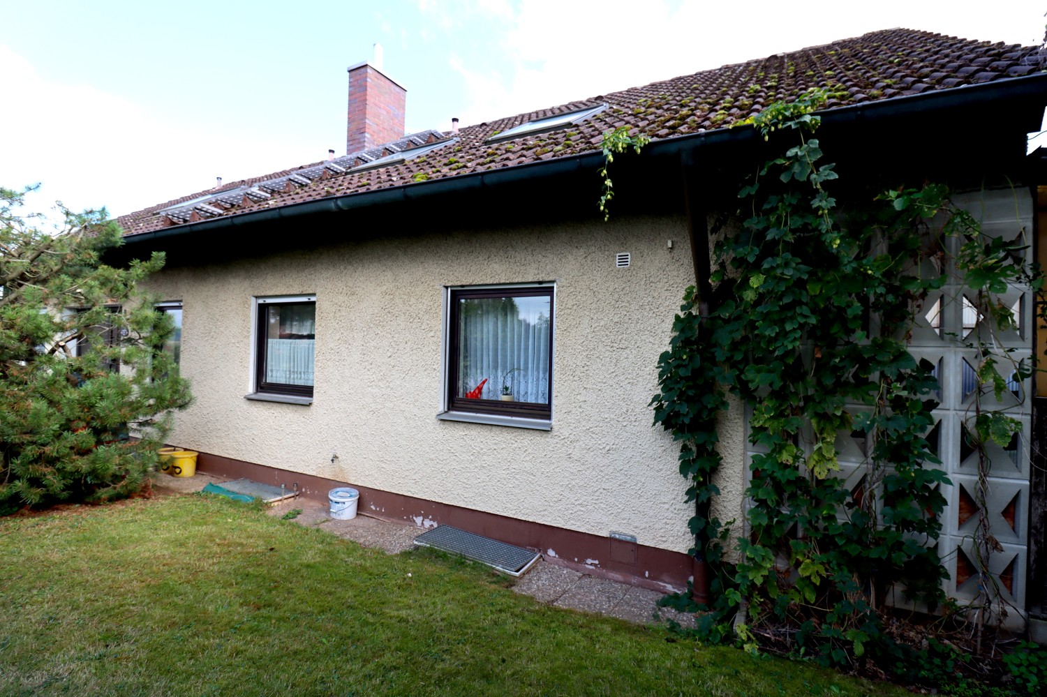 Gepflegtes Zweifamilienhaus mit gemütlichem Garten und Garage