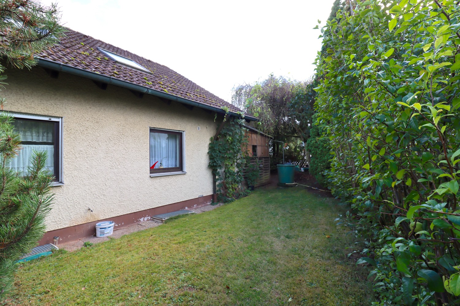 Gepflegtes Zweifamilienhaus mit gemütlichem Garten und Garage