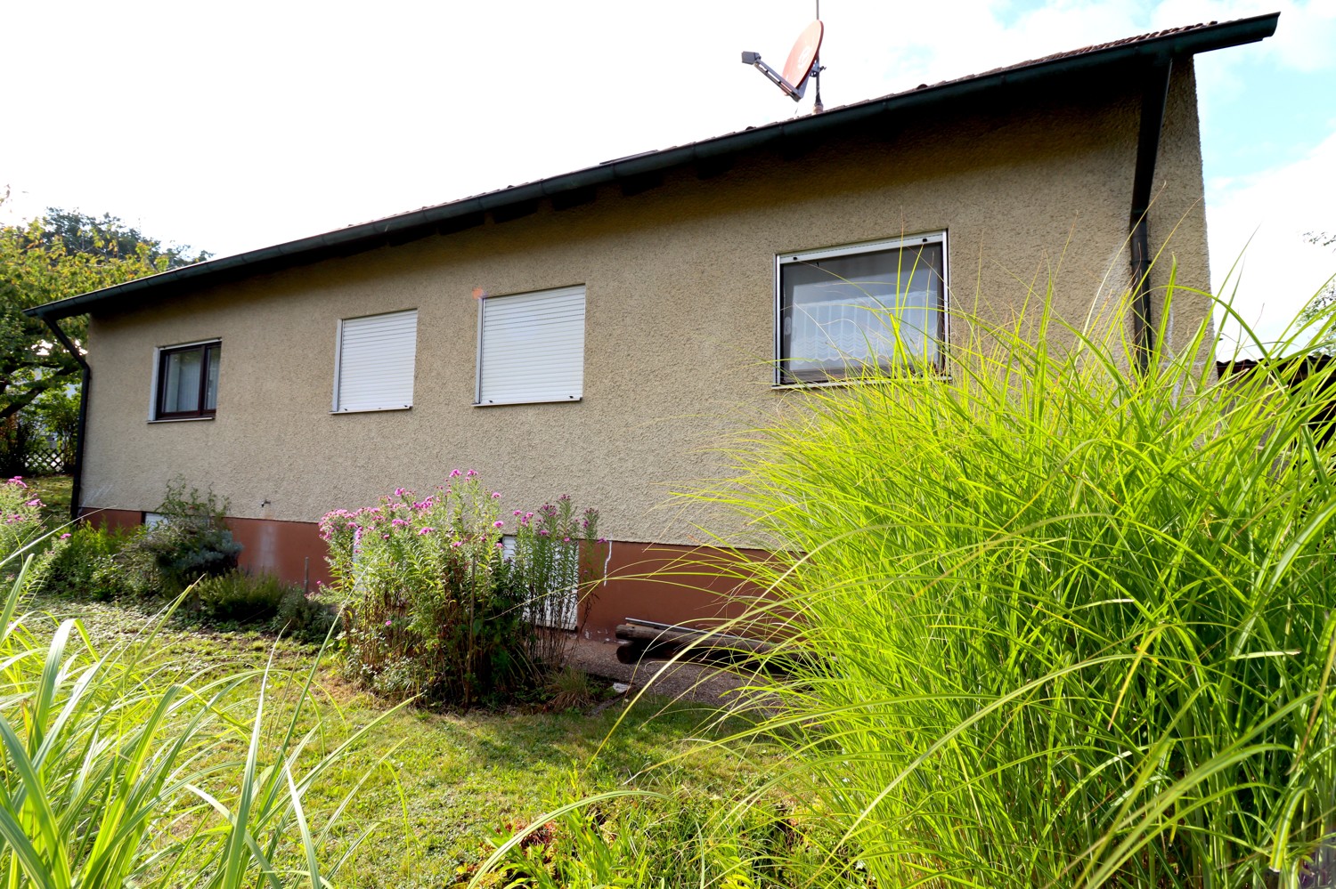 Gepflegtes Zweifamilienhaus mit gemütlichem Garten und Garage