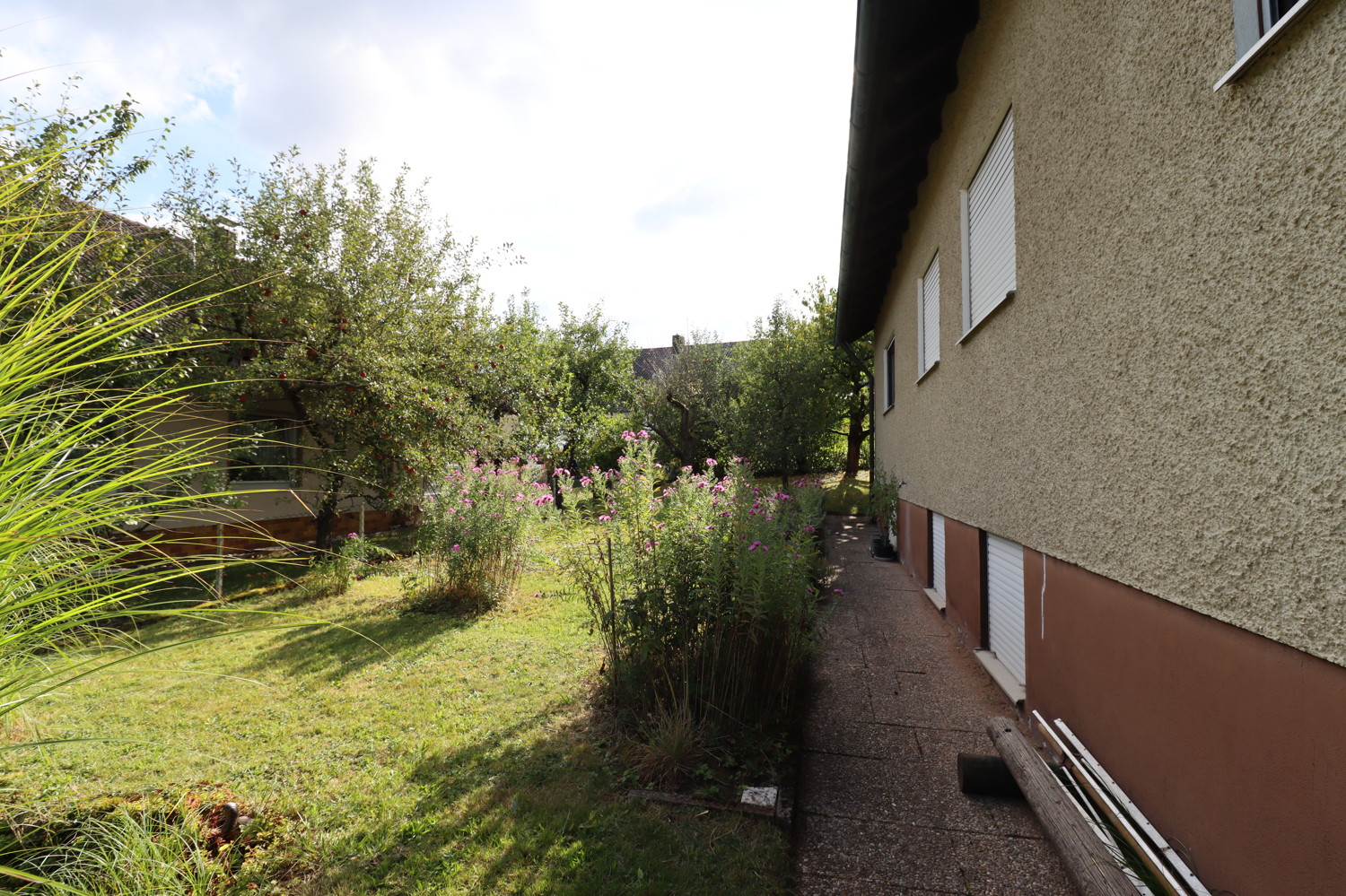 Gepflegtes Zweifamilienhaus mit gemütlichem Garten und Garage