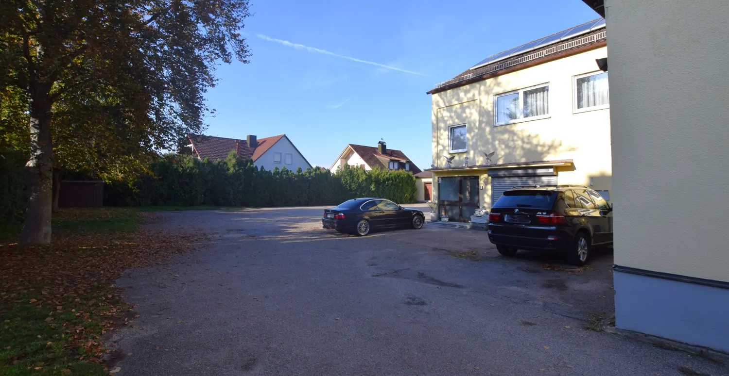 Innenhof mit Parkplätzen