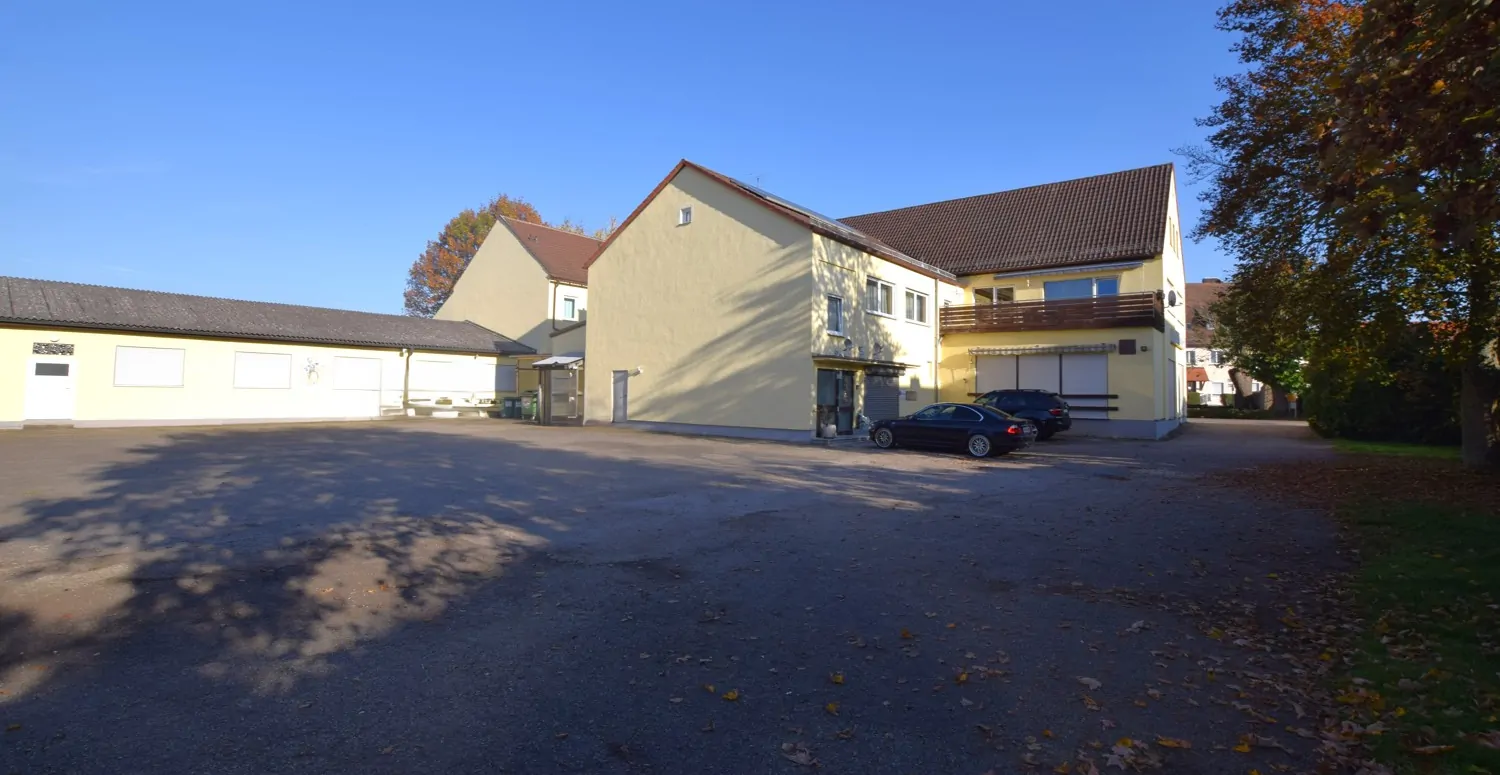 Innenhof mit Parkplätzen