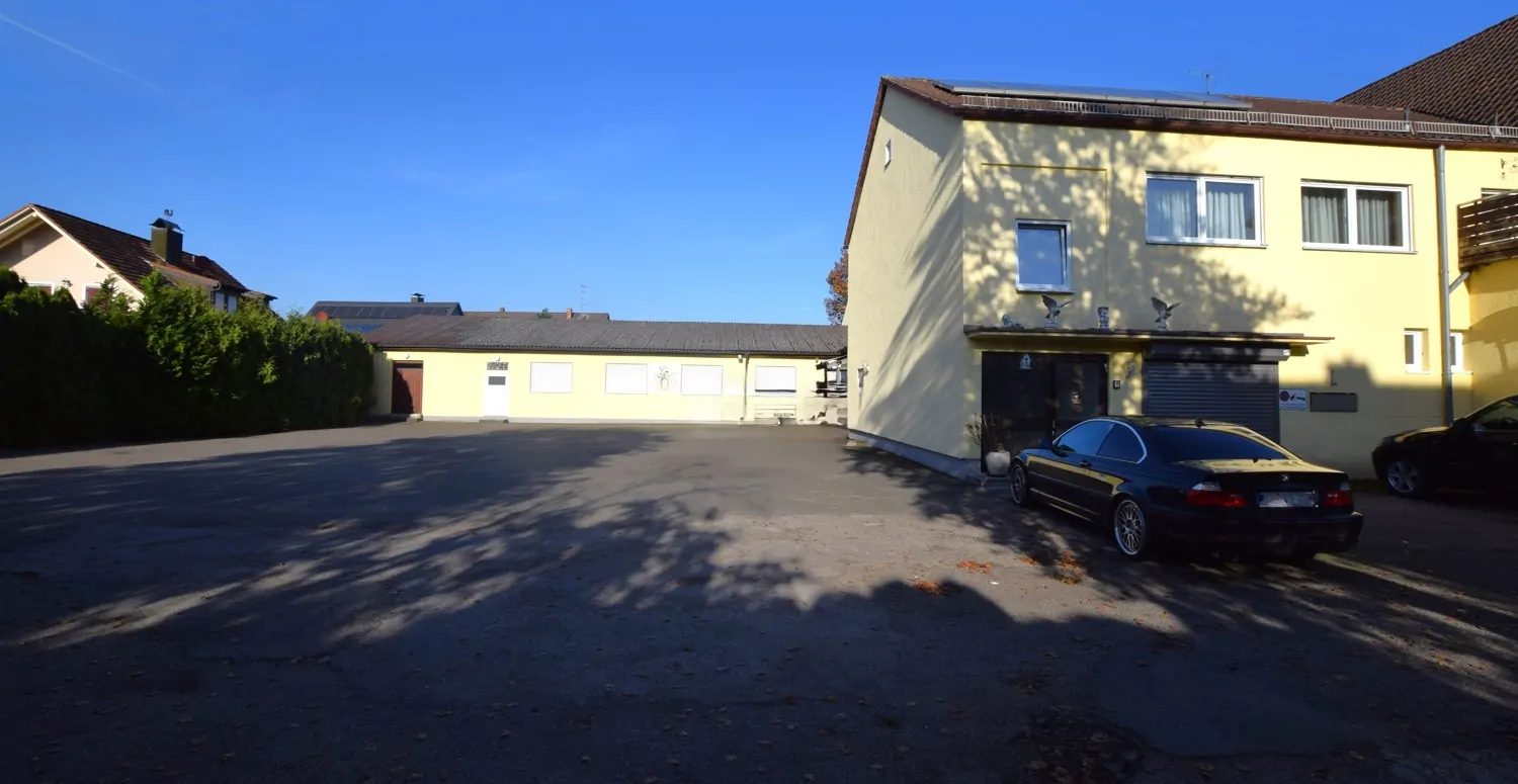 Innenhof mit Parkplätzen