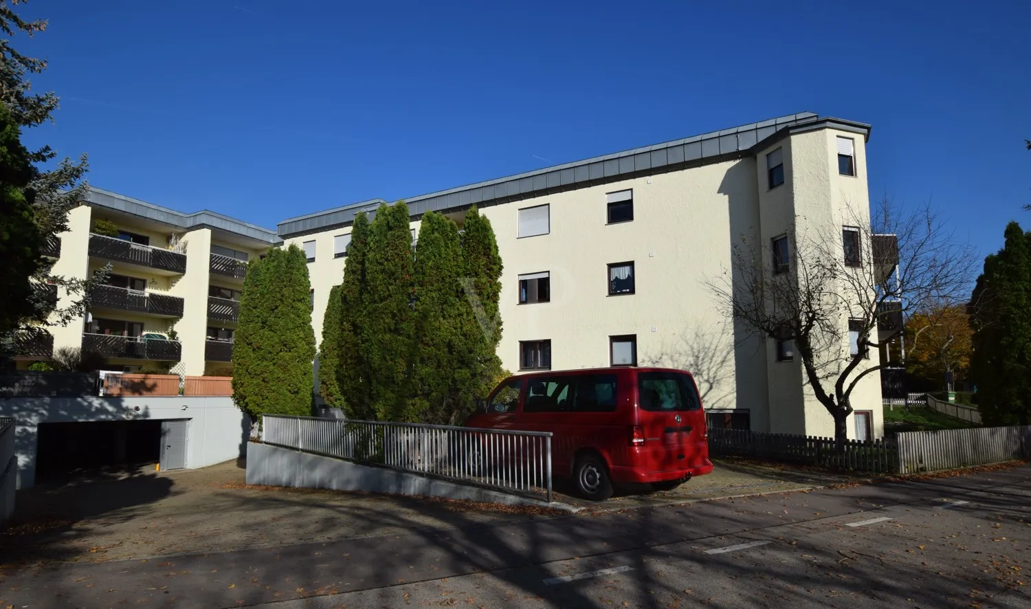 Living in the Rügländer Quarter! Rented 3-room apartment with balcony and underground parking space.