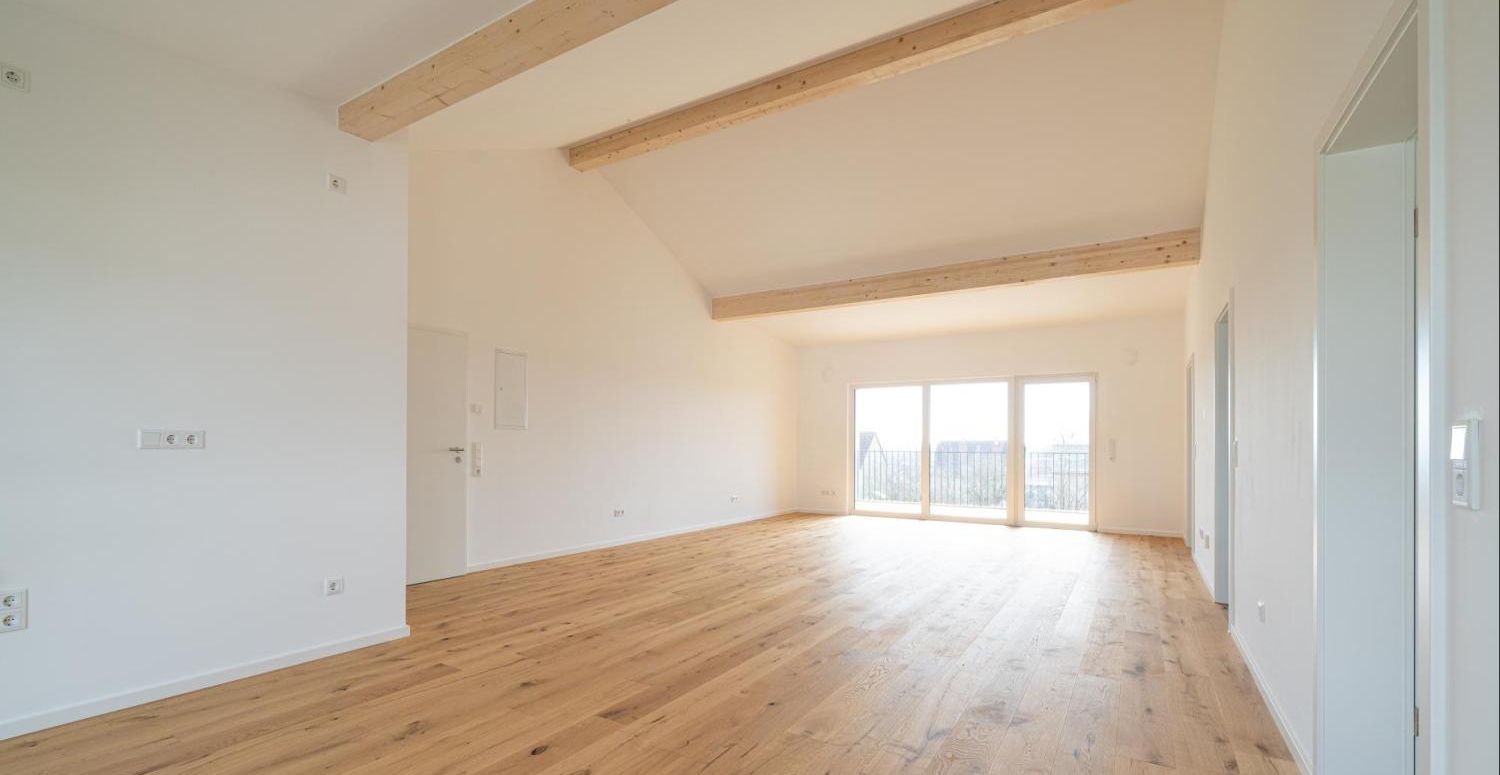 Barrierearme Neubau-Dachgeschosswohnung mit PV-Anlage und zwei Stellplätzen