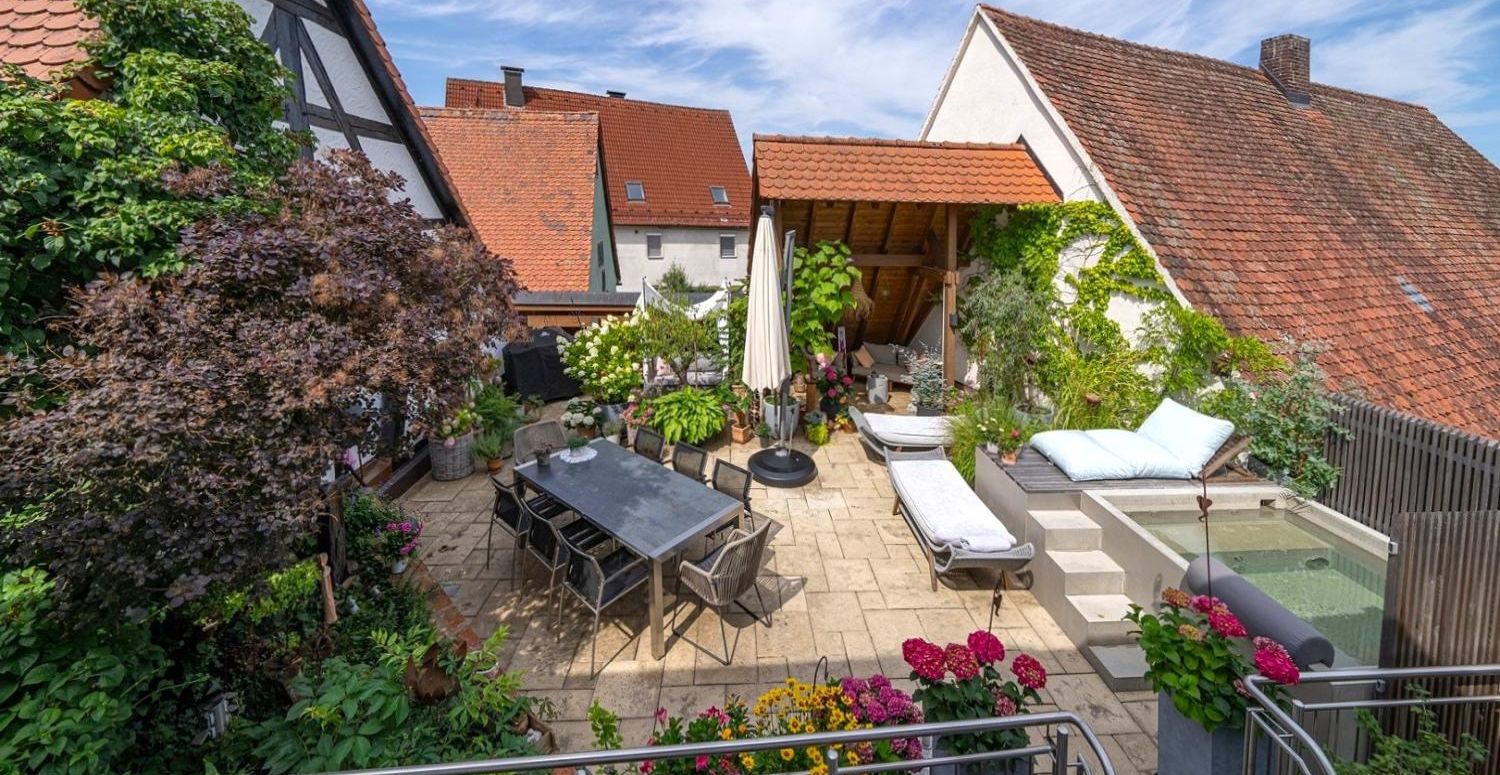 Blick vom Balkon auf Dachterrasse