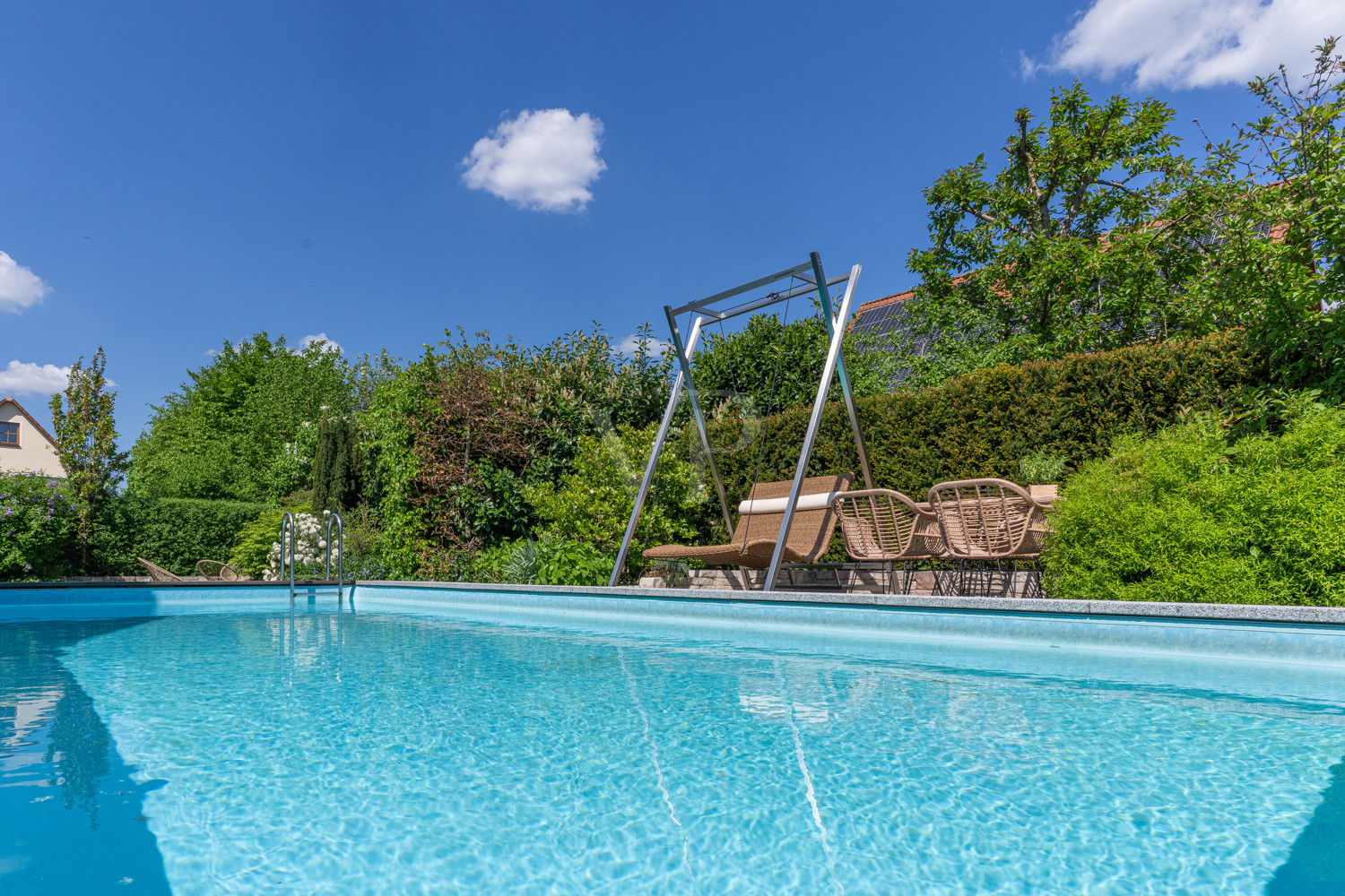 Beheizbarer Pool mit Sitzmöglichkeiten