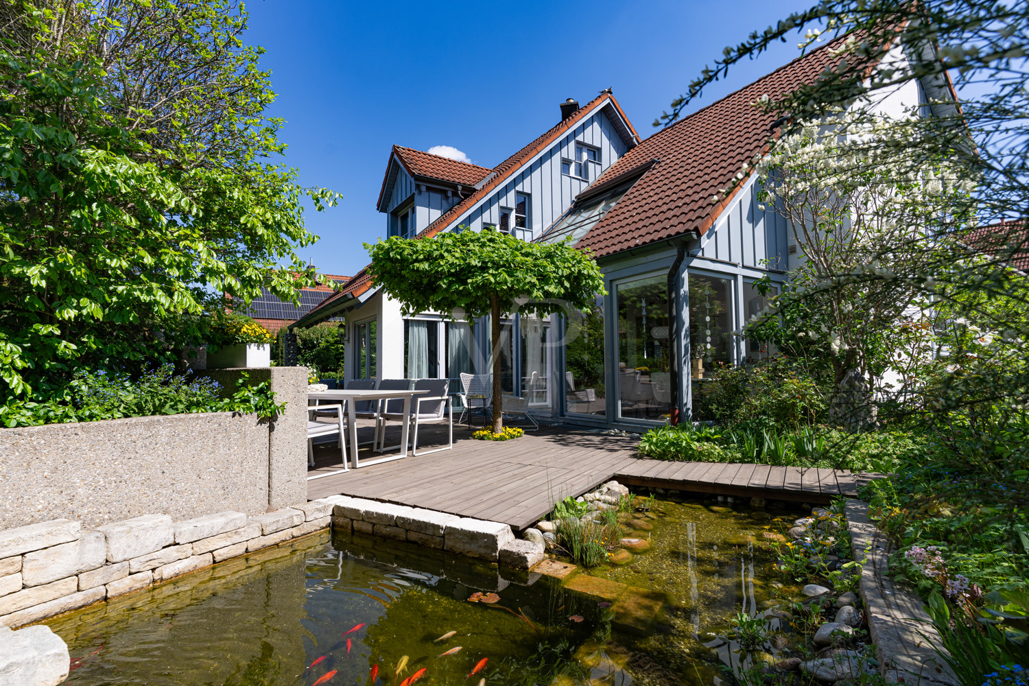 Terrasse mit Teich