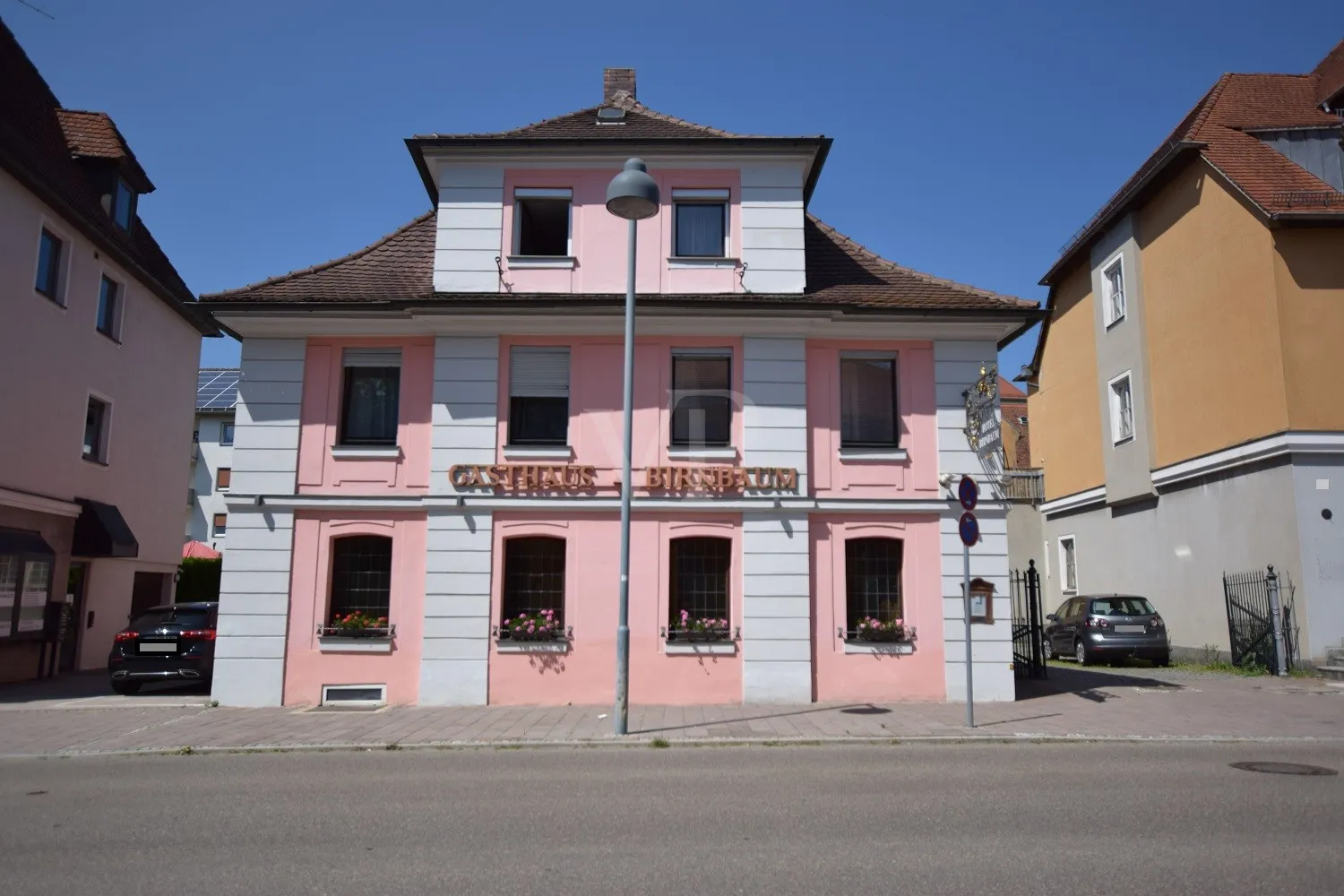 Traditional city hotel with 16 rooms, parking spaces, solar panels and a 350-year history