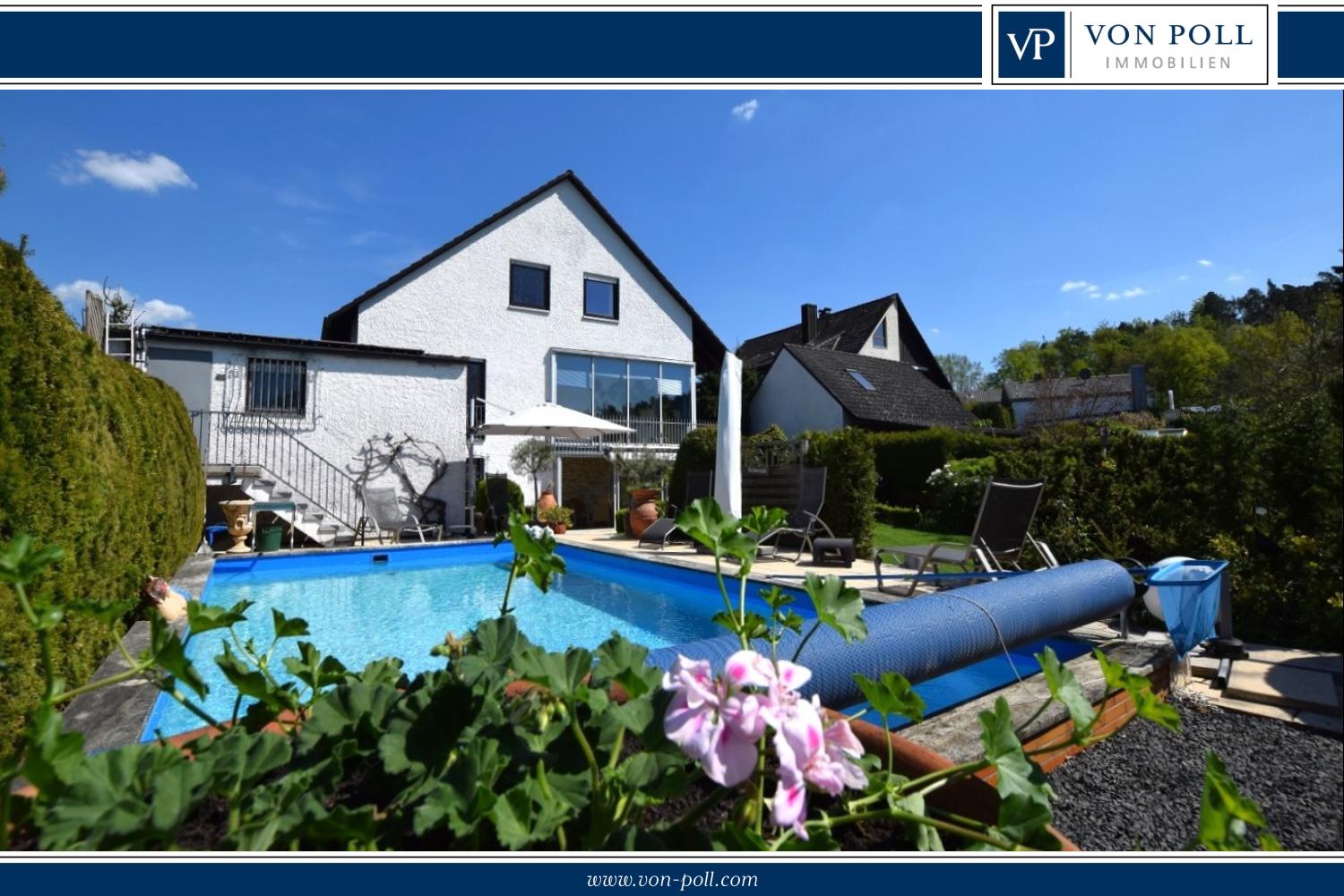 Elegantes Anwesen in schöner  Wohnsiedlung mit Pool und herrlichem Garten!