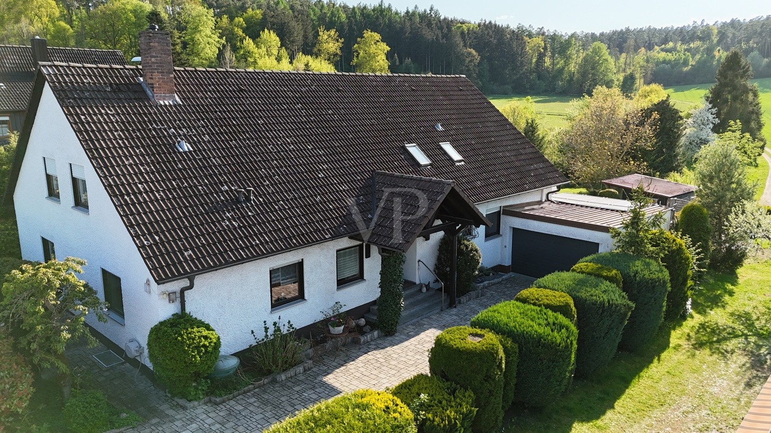 Elegantes Anwesen in schöner  Wohnsiedlung mit Pool und herrlichem Garten!