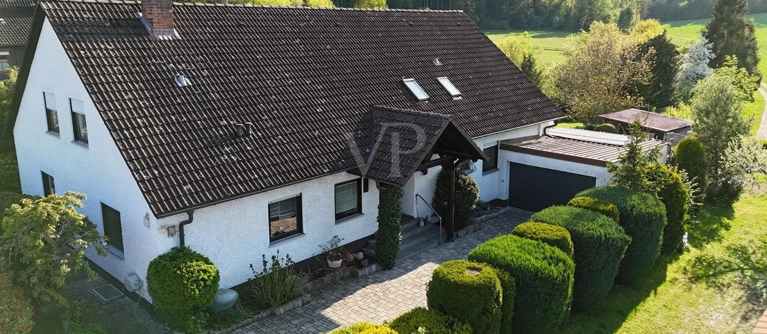 Elegantes Anwesen in schöner  Wohnsiedlung mit Pool und herrlichem Garten!