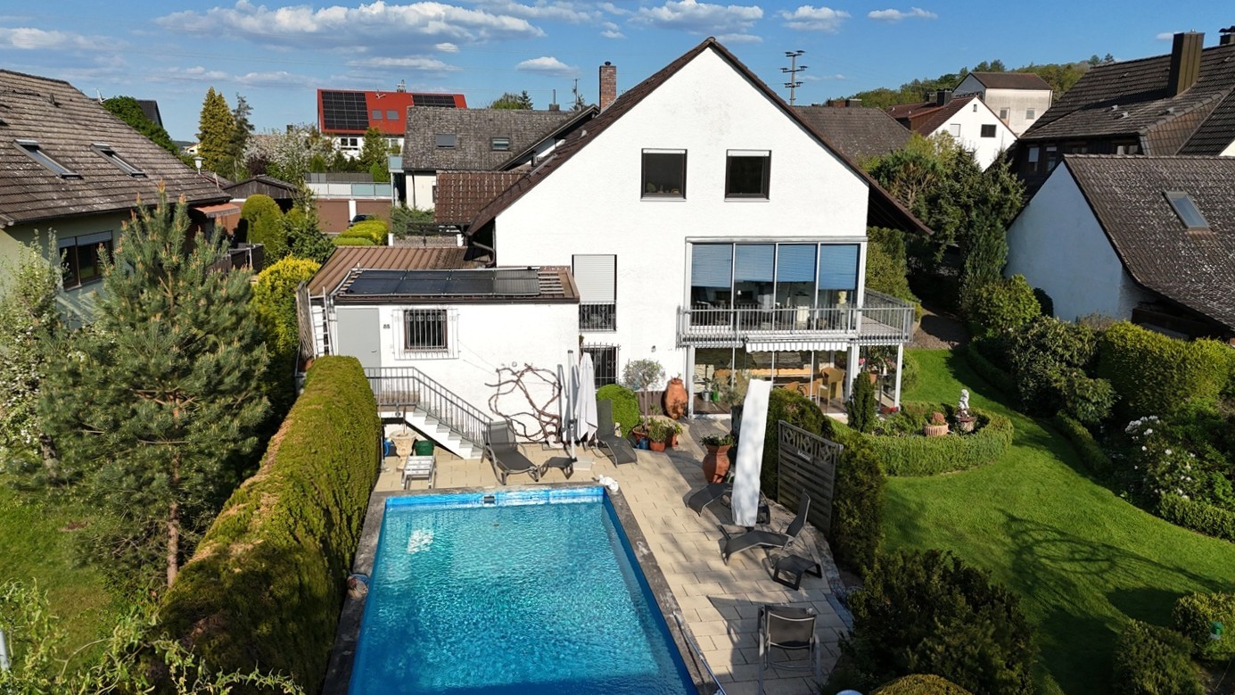 Elegantes Anwesen in schöner  Wohnsiedlung mit Pool und herrlichem Garten!