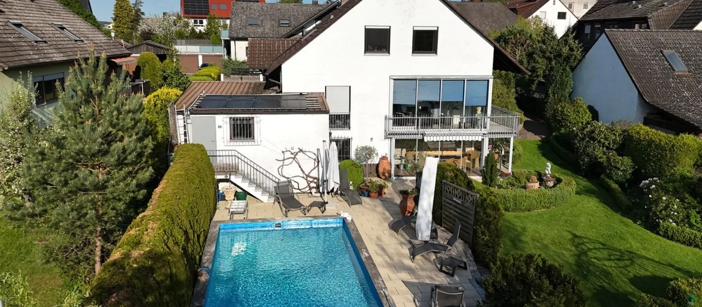 Elegantes Anwesen in schöner  Wohnsiedlung mit Pool und herrlichem Garten!