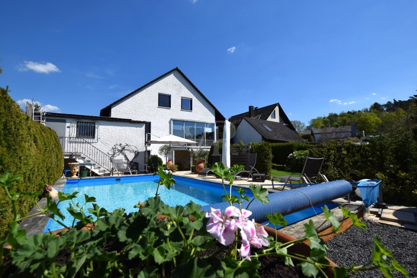 Elegantes Anwesen in schöner  Wohnsiedlung mit Pool und herrlichem Garten!