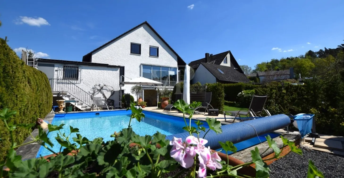 Elegantes Anwesen in schöner  Wohnsiedlung mit Pool und herrlichem Garten!