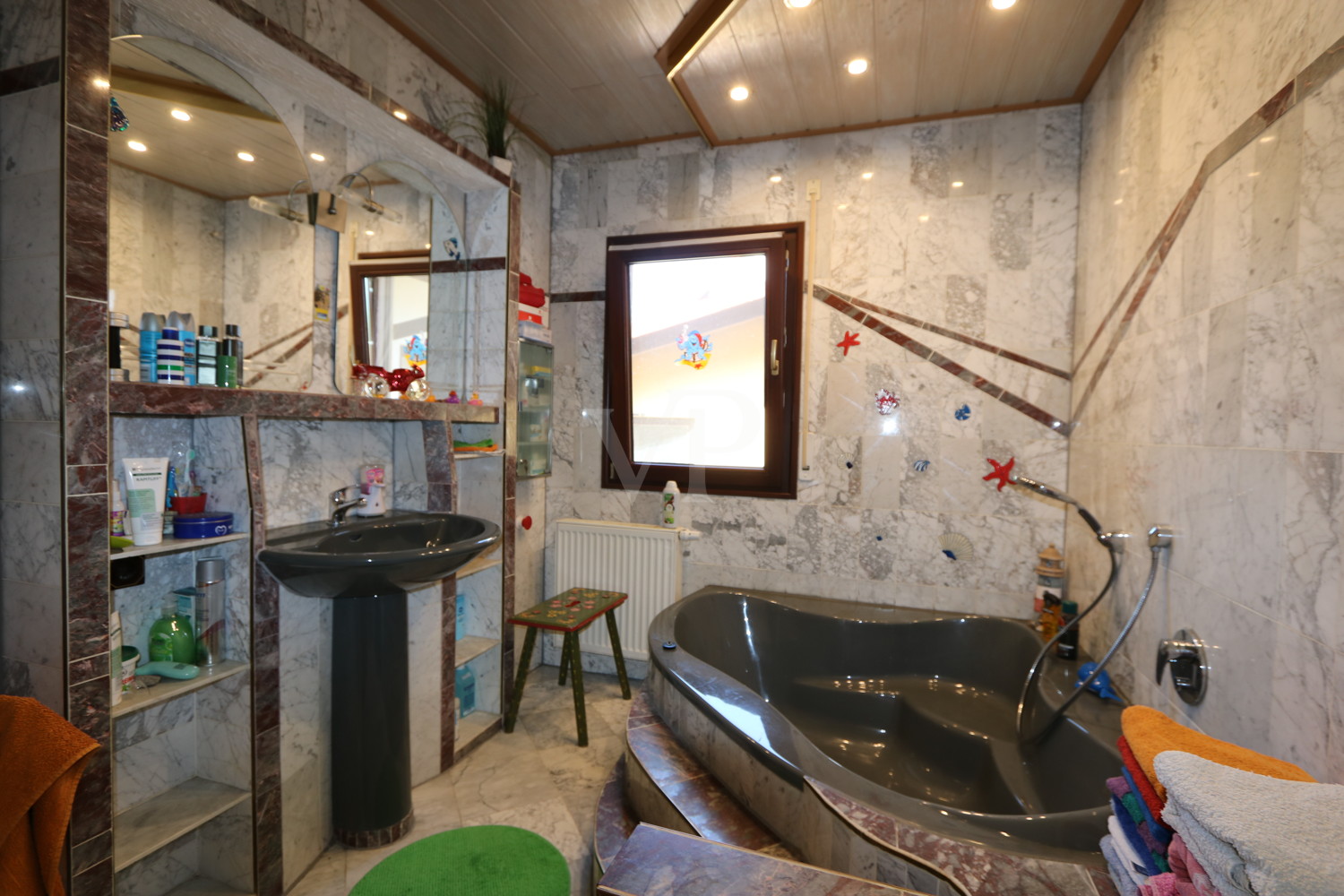 Badezimmer mit Wanne EG