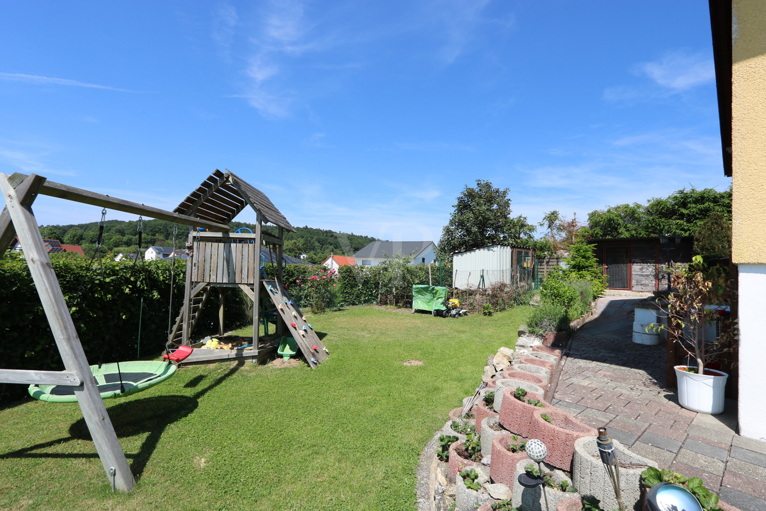 Gartenansicht mit Schaukel